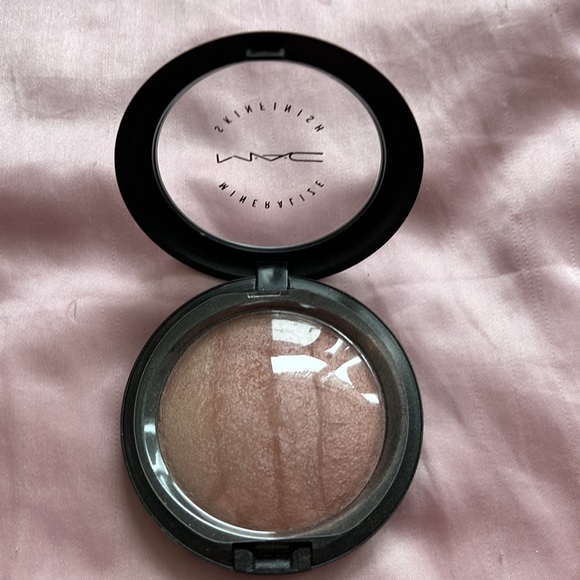 LE MAC Cosmetics Mineralize Skinfinish in BLONDIE / EUC - Picture 3 of 4